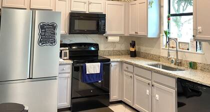 Modern Stay 2BR Townhouse
Near Legoland, Disney/Universal & Bok Tower