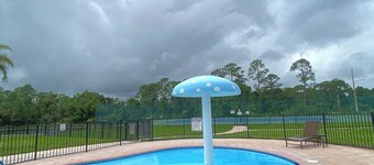 Modern Stay 2BR Townhouse 
Near Legoland, Disney/Universal & Bok Tower