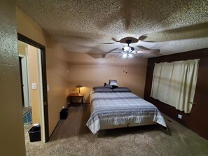 3 bedrooms, iron/ironing board, free WiFi, bed sheets - Corporate Guest Charmer, Clean, and Well Cared For on 2 Acres- Blueys HappyPlace (Vernal)
