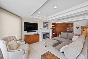 Télévision, cheminée, jeux vidéo