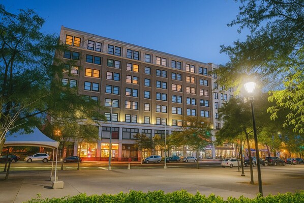 Exterior - Spacious Apartment near CSU - Playhouse - Casino - Hospital - R&R - Sleeps 12 (Cleveland)