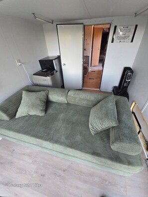 TV - Animal Farm Experience, 3-bed  (2 qn 1 king) rv home in the Valley (Water Valley)