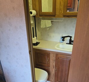 Towels, soap, toilet paper - Animal Farm Experience, 3-bed  (2 qn 1 king) rv home in the Valley (Water Valley)