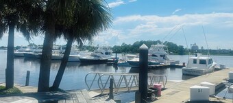 Apartment with Dockage-Georgetown waterfront