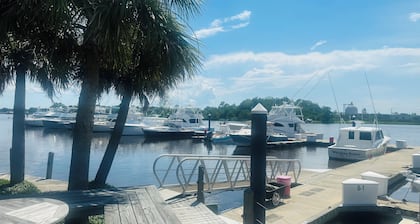 Apartment with Dockage-Georgetown waterfront