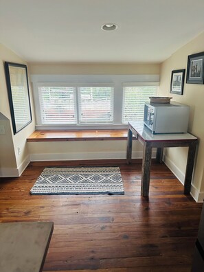 Interior - Charming waterfront 1-bedroom apartment in Georgetown with a boat slip included. (Georgetown)