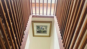 Una escalera de madera con un cuadro en la pared.