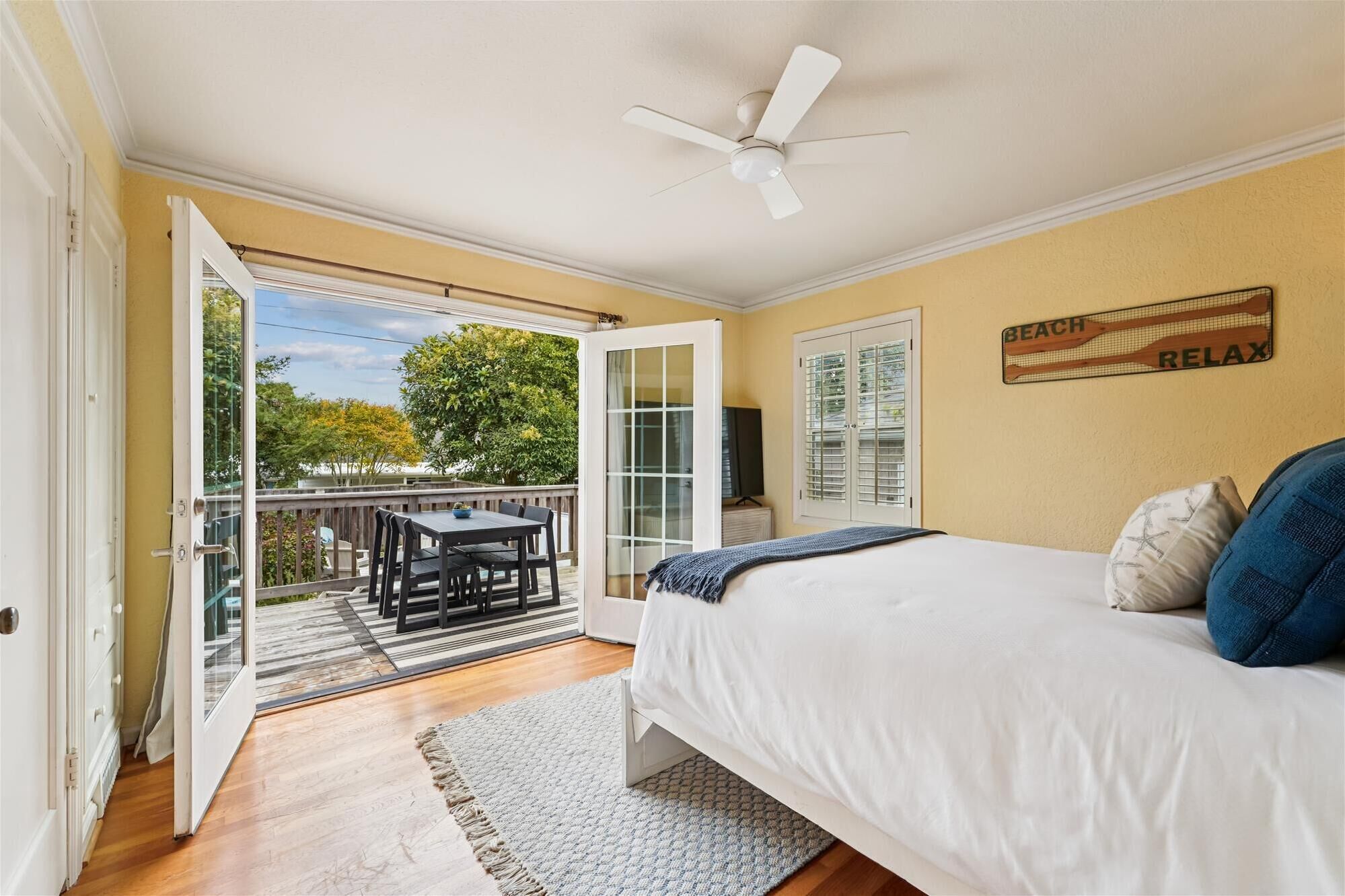 4 dormitorios, tabla de planchar con plancha, cuna de viaje