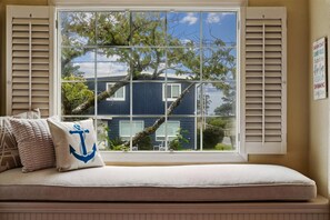 4 bedrooms, iron/ironing board, travel cot, free WiFi - Spacious Beach Home with Hot Tub (Seaside)