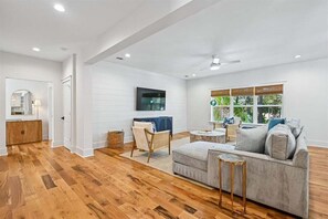 Smart TV, table tennis