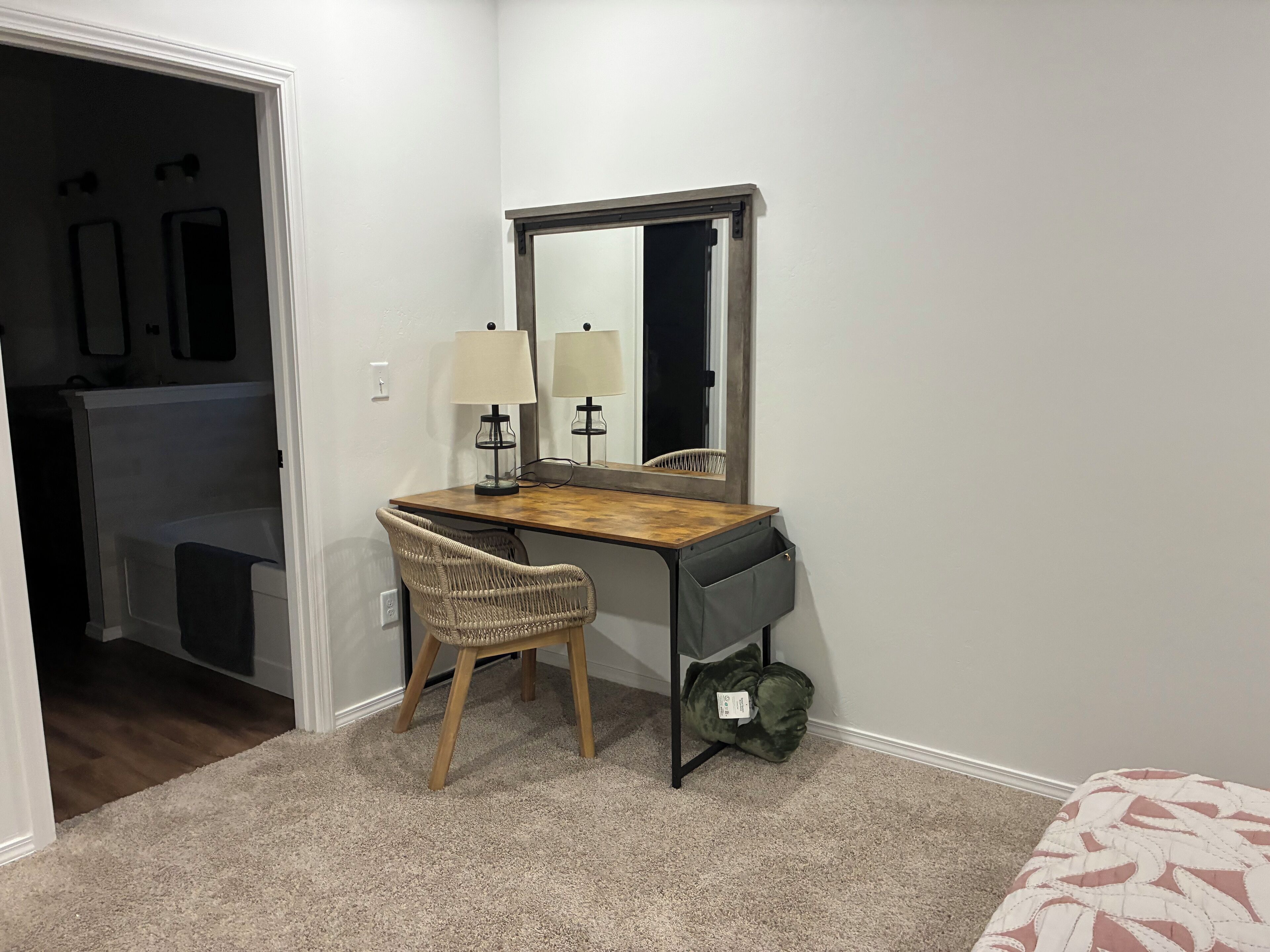 3 habitaciones, tabla de planchar con plancha, wifi y ropa de cama 