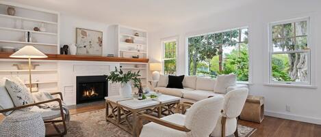 Smart TV, chimenea y oficina