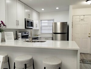 Refrigerador, microondas, parrilla de estufa y cafetera y tetera 