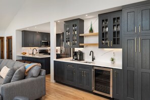 Älytelevisio, takka, kirjoja, stereot