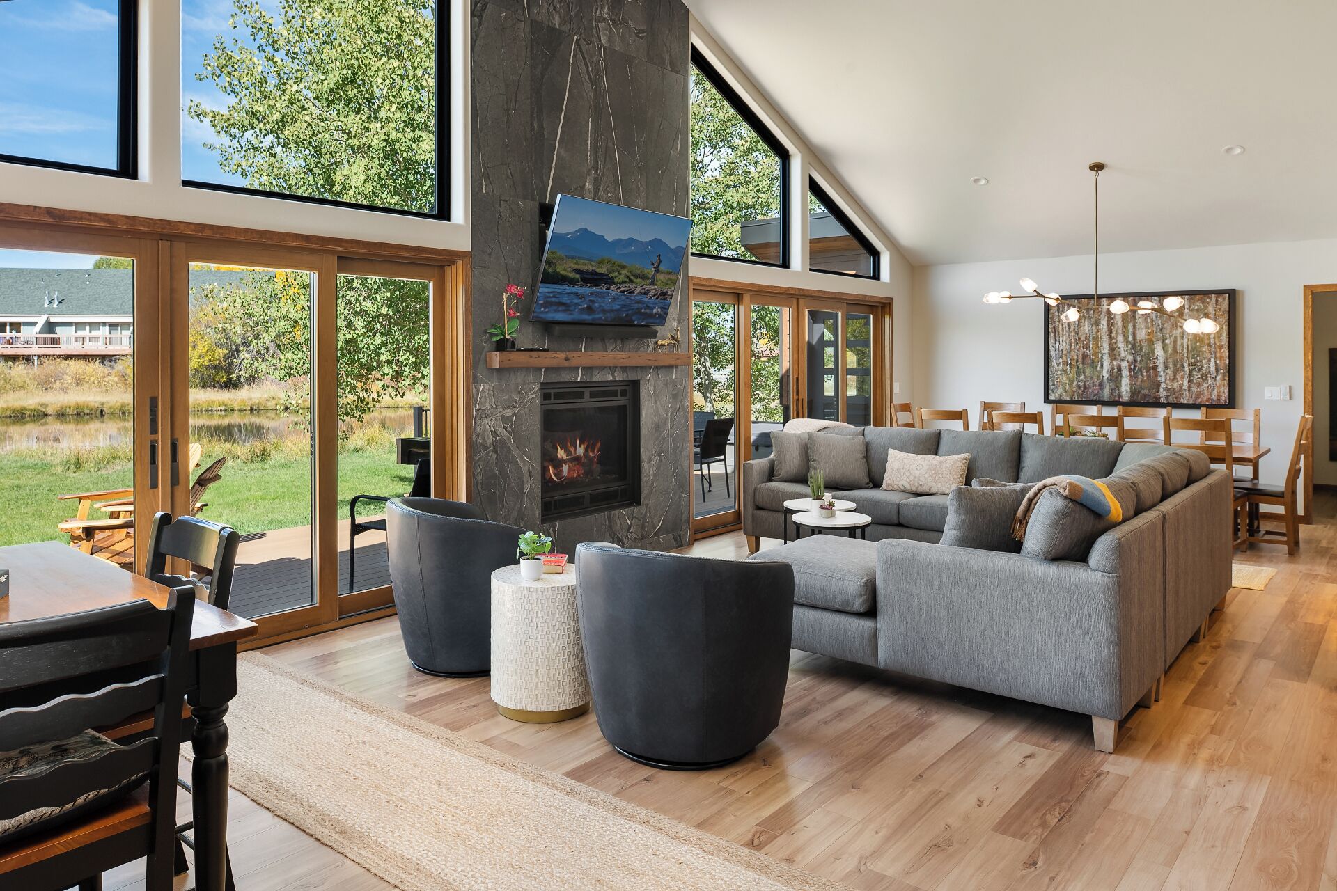 Smart-tv, een open haard, boeken en een stereo