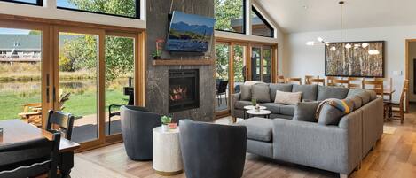 TV connectée, cheminée, livres, chaîne hi-fi