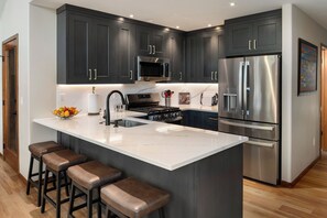 Jääkaappi, mikroaaltouuni, uuni, liesi