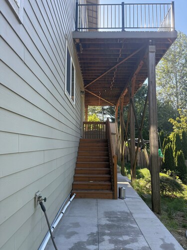 2 Beds / 1 bath upgraded modern lower level home in NW Portland