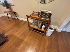 Interior - Cozy Home: Your Perfect LA Silverlake Base 2Bed 1 Bath w/Patio (Los Angeles)