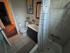 Hårtork, bidé, handdukar och tvål