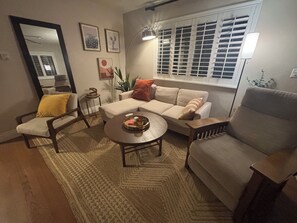 Smart-tv, boeken, een computerscherm en een printer