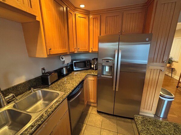 Kylskåp, mikrovågsugn, ugn och spishäll