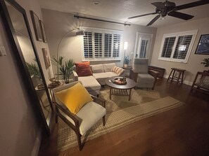 Smart-tv, boeken, een computerscherm en een printer