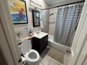 Hair dryer, bidet, towels, soap - Cozy Home: Your Perfect LA Silverlake Base 2Bed 1 Bath w/Patio (Los Angeles)