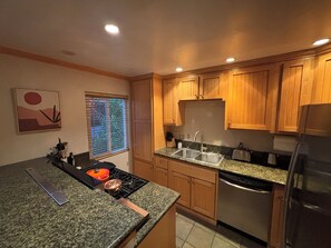 Kylskåp, mikrovågsugn, ugn och spishäll