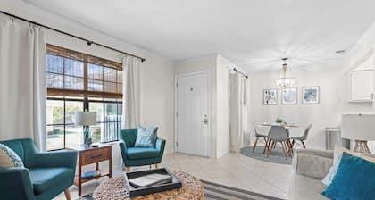 Flip-flop Retreat - 2 bedroom coastal condo a 5 min walk to the beach