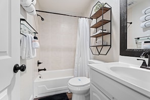 Hair dryer, towels, soap, toilet paper - Flip-flop Retreat - 2 bedroom coastal condo a 5 min walk to the beach (St. Augustine)