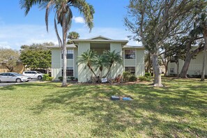 Exterior - Flip-flop Retreat - 2 bedroom coastal condo a 5 min walk to the beach (St. Augustine)