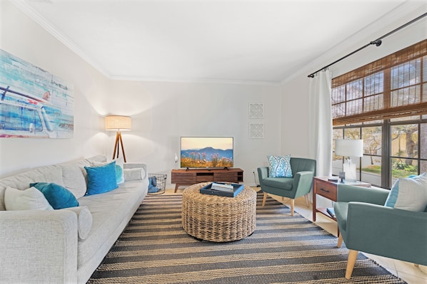 Smart TV - Flip-flop Retreat - 2 bedroom coastal condo a 5 min walk to the beach (St. Augustine)