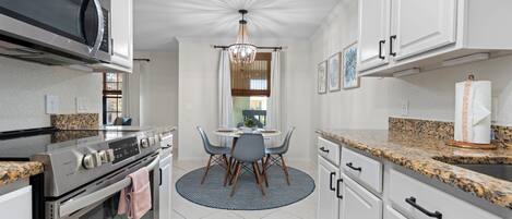 Réfrigérateur, four à micro-ondes, un four, surface de cuisson