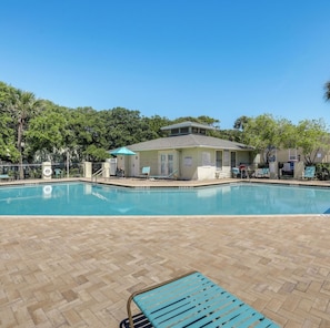 Outdoor pool - Flip-flop Retreat - 2 bedroom coastal condo a 5 min walk to the beach (St. Augustine)