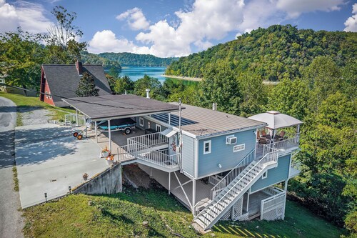 The Lazy Lake House on Center Hill