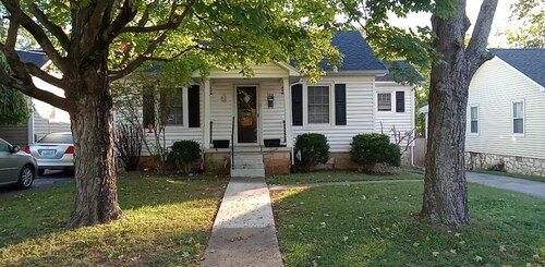 Charming 2-bedroom house in delightful Bowling Green. Minutes away from WKU.