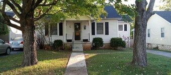 Charming 2-bedroom house in delightful Bowling Green. Minutes away from WKU.