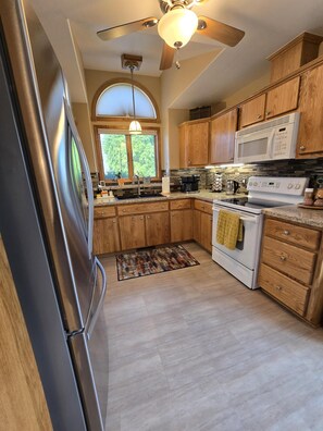 ثلاجة، ميكروويف، فرن، موقد طهي مسطح