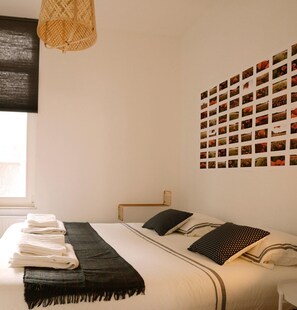 Tallelokero huoneessa, työpöytä, silitysrauta/-lauta, vauvan matkasänky