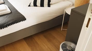 1 slaapkamer, een kluis op de kamer, een bureau