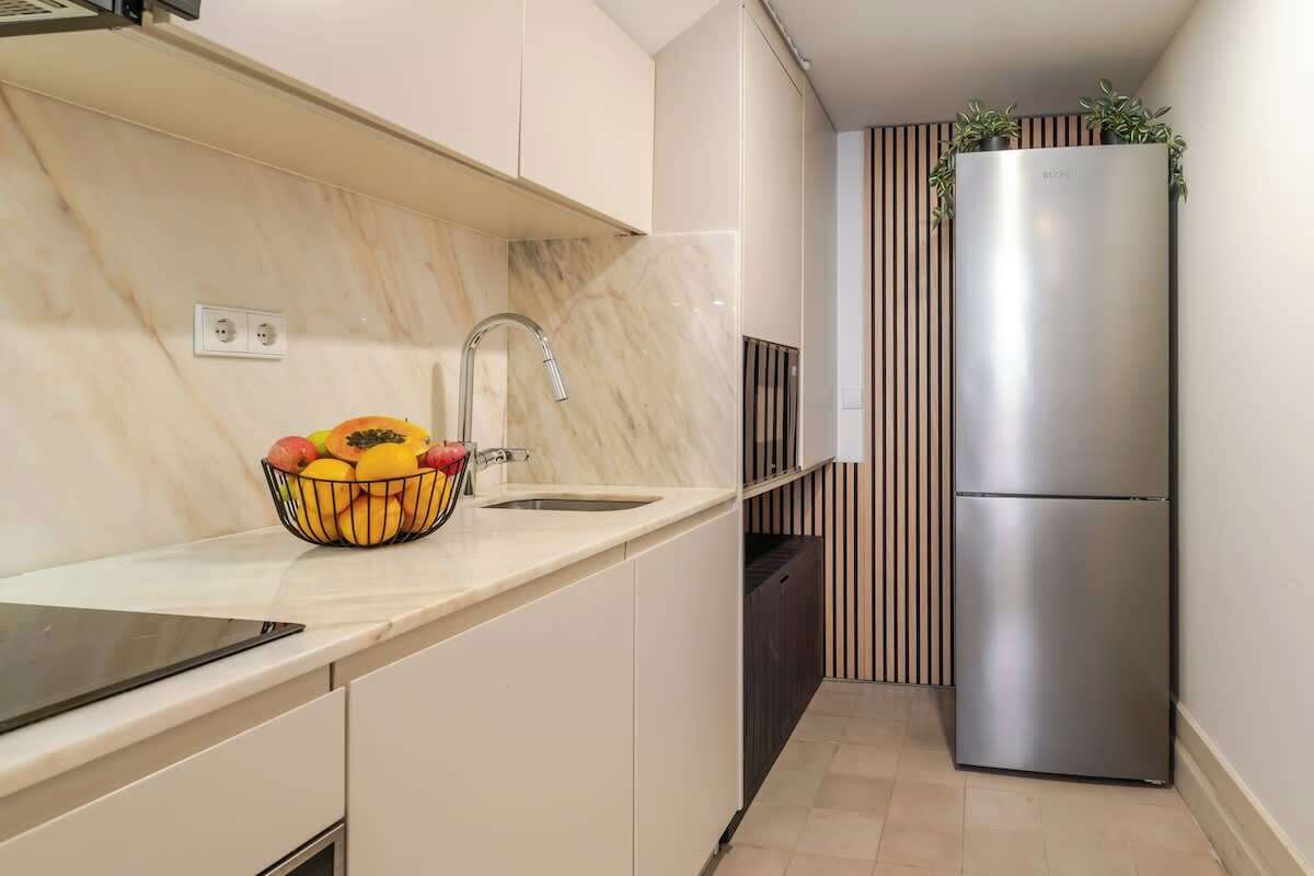 Réfrigérateur, micro-ondes, four, plaque de cuisson