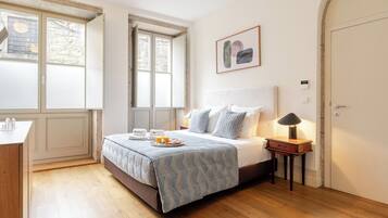 Tabla de planchar con plancha, wifi gratis y ropa de cama
