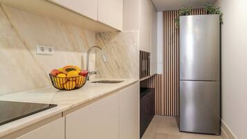 Jääkaappi, mikroaaltouuni, uuni, liesi