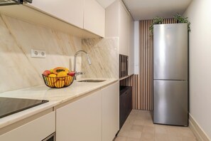 冷蔵庫、電子レンジ、オーブン、コンロ