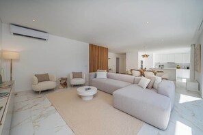 Smart TV - Elegant Retreat with Pool & Terrace by HostWise (Alvor)