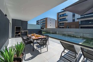 Outdoor dining - Elegant Retreat with Pool & Terrace by HostWise (Alvor)