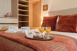 1 quarto, ferros/tábuas de passar roupa, berço de viagem