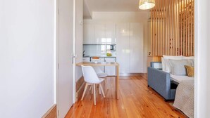A modern apartment with a kitchen, dining area, and living space. - Cozy Studio with Workspace by HostWise (Porto)
