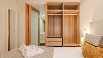 Tabla de planchar con plancha, wifi gratis y ropa de cama